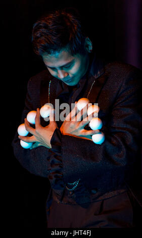 Louisville, Kentucky negli Stati Uniti. 13 Luglio, 2017. JAEHOON LIM compete alla fratellanza internazionale dei maghiSociety of American Magicians combinati convenzione svoltasi presso la storica Galt House Hotel. Credito: Brian Cahn/ZUMA filo/Alamy Live News Foto Stock