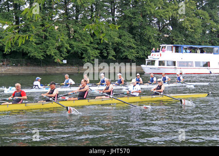 Weybridge Rowing Club (vincitori, barca bianca) piombo Mortlake Anglian & Bewl Bridge Club in barca. Uomini Masters F-G otto finale. Centocinquantesimo Molesey regata amatoriale, 15 luglio 2017, il fiume Tamigi, Hurst Riverside Park, East Molesey, vicino a Hampton Court, Surrey, Inghilterra, Gran Bretagna, Italia, Regno Unito, Europa. Amatoriale annuale concorso di canottaggio e di evento sociale stabilito nel 1867. Credito: Ian bottiglia/Alamy Live News Foto Stock