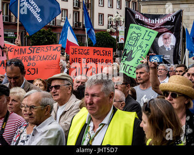 Wroclaw, Polonia. Il 15 luglio 2017. Membri del KOD (comitato per la Difesa della Democrazia) a Wroclaw una ONG che promuove i valori europei come la democrazia e lo Stato di diritto e i Diritti Umani organizzato una massiccia rally e di protesta contro il governo guidato dal diritto & giustizia partito. Vi erano la polizia di presenze ma la dimostrazione è andato pacificamente. La folla è affrontato da diversi oratori dal KOD. Credito: Veterano Fotografia/Alamy Live News Foto Stock