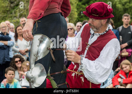 East Molesey, Londra, Regno Unito. Il 15 luglio 2017. Un cavaliere si prepara da adattamento con armatura di battaglia pronto per il Tudor giostra a Hampton Court Palace © Guy Corbishley/Alamy Live News Foto Stock