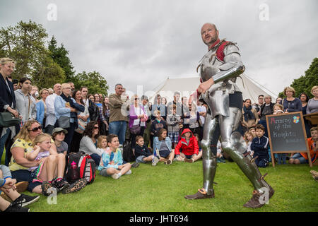 East Molesey, Londra, Regno Unito. Il 15 luglio 2017. Un cavaliere si prepara da adattamento con armatura di battaglia pronto per il Tudor giostra a Hampton Court Palace © Guy Corbishley/Alamy Live News Foto Stock