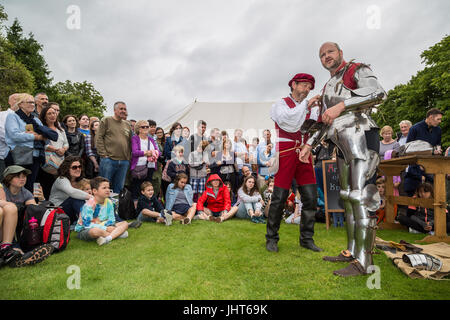 East Molesey, Londra, Regno Unito. Il 15 luglio 2017. Un cavaliere si prepara da adattamento con armatura di battaglia pronto per il Tudor giostra a Hampton Court Palace © Guy Corbishley/Alamy Live News Foto Stock
