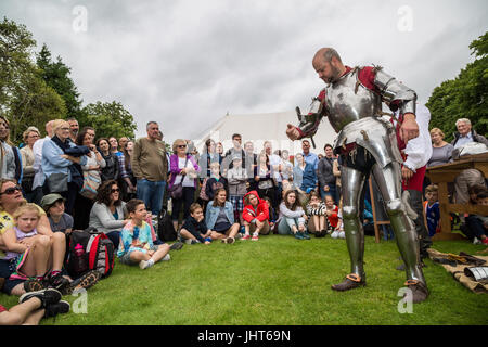 East Molesey, Londra, Regno Unito. Il 15 luglio 2017. Un cavaliere si prepara da adattamento con armatura di battaglia pronto per il Tudor giostra a Hampton Court Palace © Guy Corbishley/Alamy Live News Foto Stock