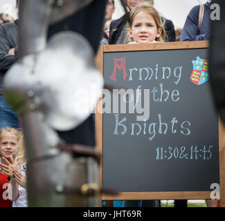 East Molesey, Londra, Regno Unito. Il 15 luglio 2017. Un cavaliere si prepara da adattamento con armatura di battaglia pronto per il Tudor giostra a Hampton Court Palace © Guy Corbishley/Alamy Live News Foto Stock