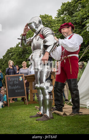 East Molesey, Londra, Regno Unito. Il 15 luglio 2017. Un cavaliere si prepara da adattamento con armatura di battaglia pronto per il Tudor giostra a Hampton Court Palace © Guy Corbishley/Alamy Live News Foto Stock