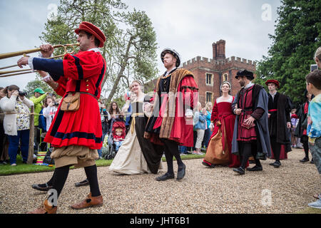 East Molesey, Londra, Regno Unito. Il 15 luglio 2017. Rievocazioni storiche durante il Tudor giostra a Hampton Court Palace © Guy Corbishley/Alamy Live News Foto Stock