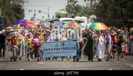 San Diego, California, USA. Il 15 luglio 2017. Luglio 15, 2017 - San Diego, CA - un contingente in rappresentanza di leader religiosi di diverse confessioni hanno portato la San Diego LGBT Pride Parade di sabato. Gli organizzatori dicono che questo è il primo Pride Parade negli Stati Uniti per essere portato dai leader religiosi. Foto di David Poller Credito: David Poller ZUMA/filo/Alamy Live News Foto Stock