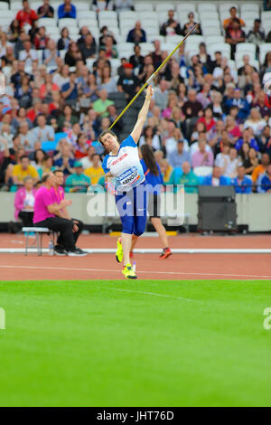 Londra, Regno Unito. Il 15 luglio 2017. Hollie Arnold (GBR) riscaldamento fino all'inizio delle Donne Lancio del giavellotto F46 finale al mondo Para atletica in London Stadium, Queen Elizabeth Olympic Park. Credito: Michael Preston/Alamy Live News Foto Stock