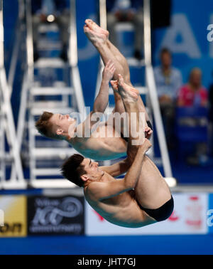 Budapest, Ungheria. Il 15 luglio 2017. Jack Laugher/Chris Mears(anteriore) della Gran Bretagna competere in uomini 3m Springboard Finale sincronizzato di immersioni al diciassettesimo FINA Wolrd campionati a Duna Arena a Budapest, in Ungheria, il 15 luglio 2017. Credito: Ding Xu/Xinhua/Alamy Live News Foto Stock