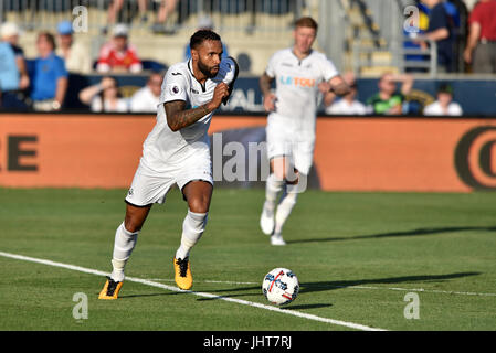 Chester, Pennsylvania, USA. Il 15 luglio 2017. Swansea City defender KYLE BARTLEY (27) sposta la sfera durante un internazionale amichevole giocata a Talen Energy Stadium di Chester, PA. Swansea e l'Unione europea ha giocato per un 2-2 a. Credito: Ken Inness/ZUMA filo/Alamy Live News Foto Stock