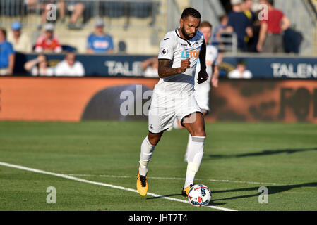 Chester, Pennsylvania, USA. Il 15 luglio 2017. Swansea City defender KYLE BARTLEY (27) sposta la sfera durante un internazionale amichevole giocata a Talen Energy Stadium di Chester, PA. Swansea e l'Unione europea ha giocato per un 2-2 a. Credito: Ken Inness/ZUMA filo/Alamy Live News Foto Stock