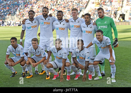 Chester, Pennsylvania, USA. Il 15 luglio 2017. Il Swansea City cigni posano per una foto prima di un internazionale amichevole giocata a Talen Energy Stadium di Chester, PA. Swansea e l'Unione europea ha giocato per un 2-2 a. Credito: Ken Inness/ZUMA filo/Alamy Live News Foto Stock