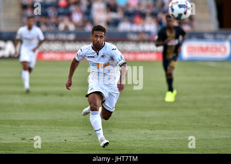 Chester, Pennsylvania, USA. Il 15 luglio 2017. Swansea City centrocampista WAYNE ROUTLEDGE (15) tenta di scorrere verso il basso una palla durante un internazionale amichevole giocata a Talen Energy Stadium di Chester, PA. Swansea e l'Unione europea ha giocato per un 2-2 a. Credito: Ken Inness/ZUMA filo/Alamy Live News Foto Stock