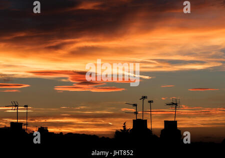 A nord di Londra, Regno Unito. 15 Luglio 2017: sagome di camini a golden e colorato tramonto nel nord di Londra. Credito: Dinendra Haria/Alamy Live News Foto Stock