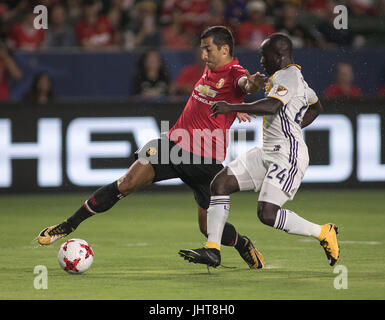 Carson, Stati Uniti d'America. Il 15 luglio 2017. Il Manchester United Mkhiaryan Henrik (L) con vies L.A. Galassia Emmanuel Boateng durante una partita amichevole tra il Manchester United e il L.A. Galassia al centro StubHub a Carson, la California il sabato 15 luglio, 2017. Il Manchester United ha vinto 5-2. Credito: Javier Rojas/Xinhua/Alamy Live News Foto Stock