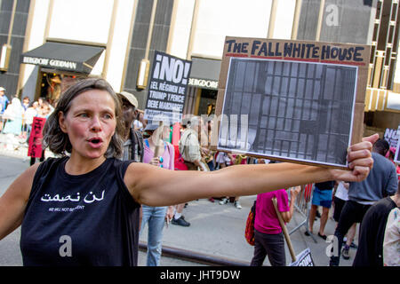 La città di New York, New York, Stati Uniti d'America. Il 15 luglio 2017. I manifestanti di partecipare nel rifiutare Facism J15 marzo attraverso la città di New York, sabato 15 luglio, 2017. Credito: Michael Candelori/Alamy Live News Foto Stock