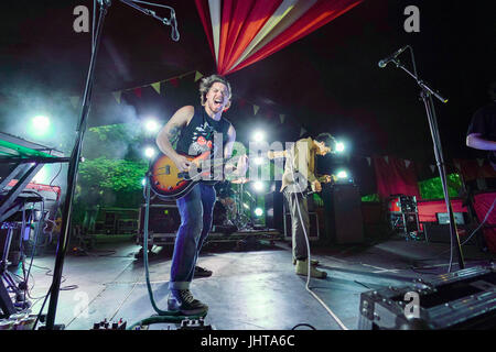 Latitude Festival, UK. Il 15 luglio 2017. Twin Peaks performing live sul palco di Sunrise al giorno 3 (domenica) al 2017 Latitude festival in Henham Park, Southwold nel Suffolk. Foto Data: Sabato, 15 luglio, 2017. Foto di credito dovrebbe leggere: Roger Garfield/Alamy Live News. Foto Stock