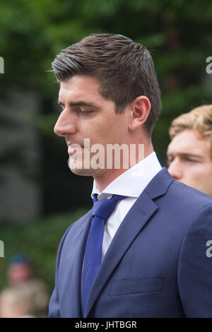 Londra REGNO UNITO. Il 16 luglio 2017. Chelsea portiere professionali e i Belgi partita internazionale di calcio Thibaut Courtois arriva al All England Tennis club per il torneo di Wimbledon singles uomini finali del credito: amer ghazzal/Alamy Live News Foto Stock