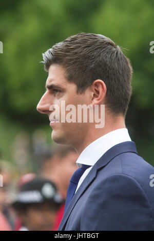 Londra REGNO UNITO. Il 16 luglio 2017. Chelsea portiere professionali e i Belgi partita internazionale di calcio Thibaut Courtois arriva al All England Tennis club per il torneo di Wimbledon singles uomini finali del credito: amer ghazzal/Alamy Live News Foto Stock