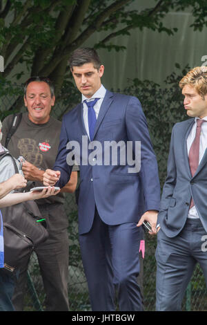 Londra REGNO UNITO. Il 16 luglio 2017. Chelsea portiere professionali e i Belgi partita internazionale di calcio Thibaut Courtois arriva al All England Tennis club per il torneo di Wimbledon singles uomini finali del credito: amer ghazzal/Alamy Live News Foto Stock