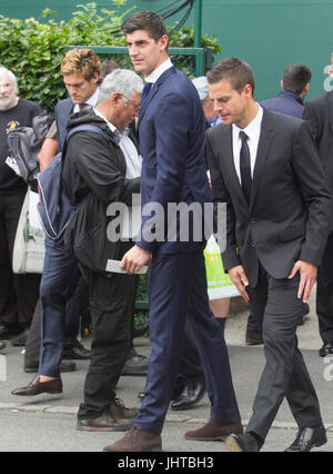 Londra REGNO UNITO. Il 16 luglio 2017. Chelsea portiere professionali e i Belgi partita internazionale di calcio Thibaut Courtois arriva al All England Tennis club per il torneo di Wimbledon singles uomini finali del credito: amer ghazzal/Alamy Live News Foto Stock