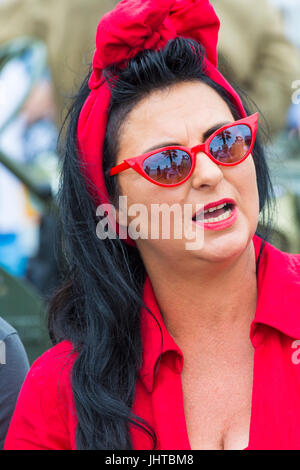 Poole va Vintage, Poole, Dorset, Regno Unito. Il 16 luglio 2017. Poole va Vintage evento avviene sul Quay - visitatori vestire in abiti d'epoca. Credito: Carolyn Jenkins/Alamy Live News Foto Stock