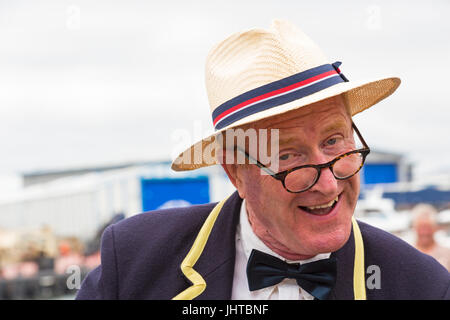 Poole va Vintage, Poole, Dorset, Regno Unito. Il 16 luglio 2017. Poole va Vintage evento avviene sul Quay - visitatori vestire in abiti d'epoca. Credito: Carolyn Jenkins/Alamy Live News Foto Stock