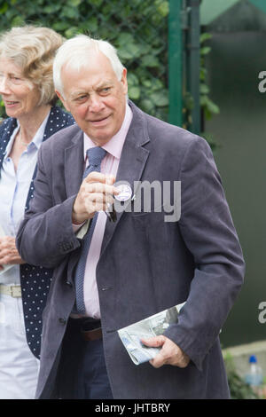 Londra REGNO UNITO. Il 16 luglio 2017. Il primo e ultimo governatore della colonia britannica di Hong Kong nel 1997 Chris Patten arriva al All England Tennis club per il torneo di Wimbledon Tennis singolo uomini finali Credito: amer ghazzal/Alamy Live News Foto Stock