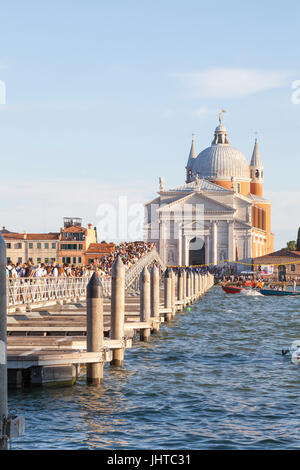 Venezia, Italia. Il 15 luglio 2017. 15 persone attraversando il ponte votivo sul Canale della Giudecca durante la Festa de la Festa del Redentore. La Chiesa del Redentore è stata costruita in onore di Cristo Redentore in ritorno per far finire la pestilenza del 1575 al 1577 in cui oltre 50000 persone, quasi un terzo della popolazione, morì. La peste è stata dichiarata conclusa il 13 luglio 1577 e a questo giorno Venezia celebra questo evento ogni terza domenica del mese di luglio con la Festa de la Festa del Redentore. Credito: Maria Clarke/Alamy Live News Foto Stock