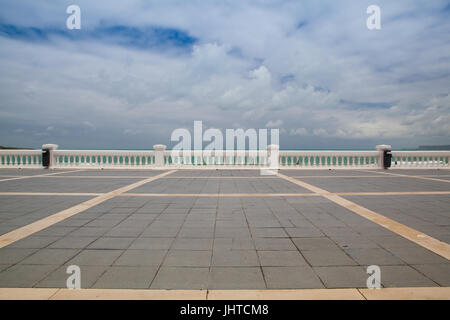 Vuoto spiaggia di El Sardinero promenade, a Santander, Cantabria, SPAGNA Foto Stock