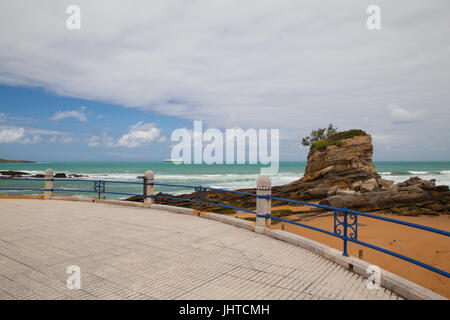 Vuoto spiaggia di El Sardinero promenade, a Santander, Cantabria, SPAGNA Foto Stock