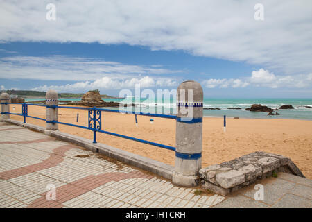 Vuoto spiaggia di El Sardinero promenade, a Santander, Cantabria, SPAGNA Foto Stock