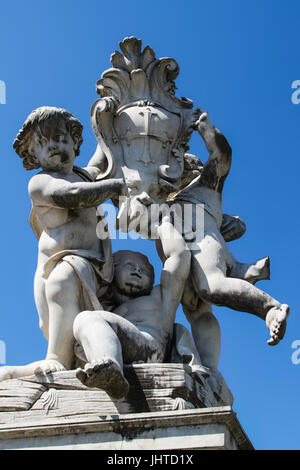 Sculture di piccoli angeli che detiene lo stemma di Pisa, posizionato sulla parte superiore della fontana Foto Stock