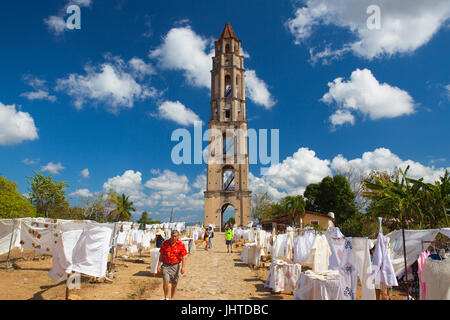 Manaca Iznaga, Cuba - gennaio 29,2017: tipico mercato cubano vicino al Manaca Iznaga vecchia torre di schiavitù vicino a Trinidad, Cuba. Il Manaca Iznaga Tower è t Foto Stock
