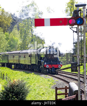 Il 60103, "Flying Scotsman", locomotiva a vapore la trazione di un treno passeggeri durante la sua visita alla ferrovia Bluebell, West Sussex, in Inghilterra, Regno Unito. Foto Stock