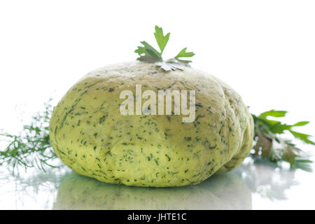 Pasta verde con aneto e prezzemolo su sfondo bianco Foto Stock