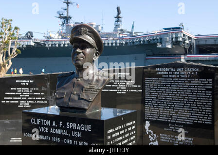 Clifton A. F. Sprague II Guerra Mondiale Vice Ammiraglio statua al Porto di tonno , San Diego, California, Stati Uniti d'America. Foto Stock