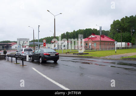 Medininkai, Bielorussia - Giugno 11, 2017: varcare il confine tra la Bielorussia e la Lituania. Foto Stock