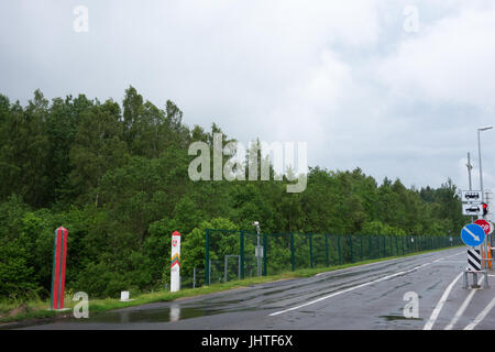 Medininkai, Bielorussia - Giugno 11, 2017: varcare il confine tra la Bielorussia e la Lituania. Foto Stock