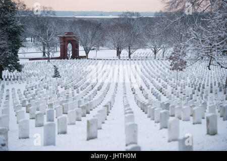 Una coltre di neve copre il Cimitero Nazionale di Arlington, in inverno il 30 gennaio 2017 in Arlington, Virginia. Arlington contiene le tombe di più di 400.000 membri servizio risalente alla guerra civile. (Foto di Rachel Larue via Planetpix) Foto Stock