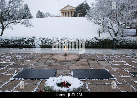 Coperte di neve la zona che circonda la fiamma eterna presso l'ex U.S. Il presidente John F. Kennedy recinto nel Cimitero Nazionale di Arlington, Gennaio 30, 2017 in Arlington, Virginia. (Foto di Rachel Larue via Planetpix) Foto Stock