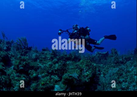 Un marinaio statunitense conduce la fotografia subacquea training mentre scuba diving 7 febbraio 2017 al largo della Baia di Guantanamo, Cuba. (Foto di MCS1 Blake mezzanotte tramite Planetpix) Foto Stock