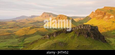 Vista panoramica del Trotternish Ridge dalle Quiraing sull'Isola di Skye Foto Stock