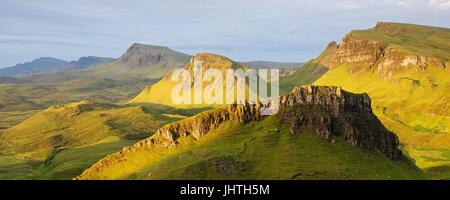 Vista panoramica del Trotternish Ridge dalle Quiraing sull'Isola di Skye Foto Stock