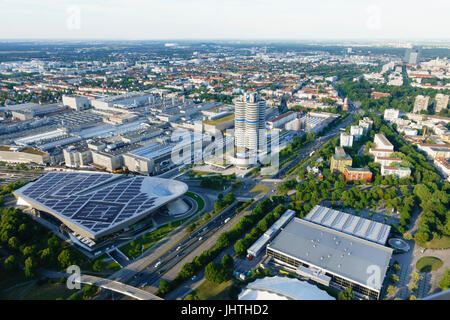 Vista della BMW edificio HQ da Olympic Tower, Olympiapark, Monaco di Baviera, Germania Foto Stock