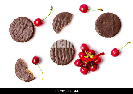 Biscotti di ciliegia e frutti flatlay isolato su bianco Foto Stock