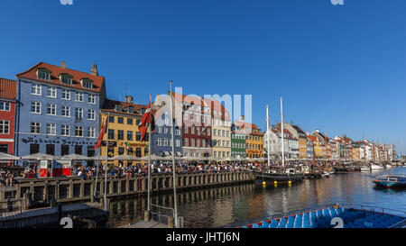 COPENAGHEN, DANIMARCA - 10 MAGGIO: Nyhavn (nuovo porto) a Copenaghen, Danimarca il 10 maggio 2016. Foto Stock
