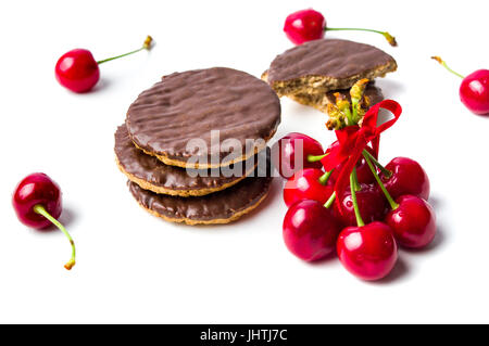 Biscotti di ciliegia e frutti isolato su bianco Foto Stock