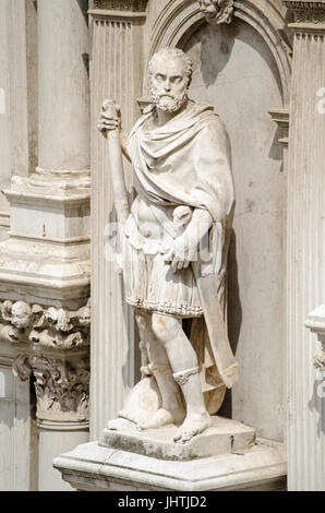 Statua di Francesco Maria I Della Rovere duca di Urbino, sull'esterno del Palazzo Ducale di Venezia, Italia. L'ex soldato è stato scolpito in 1 Foto Stock