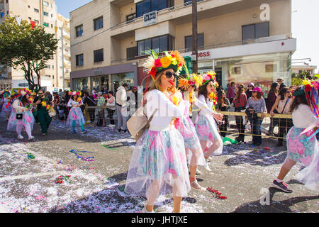 LIMASSOL, Cipro - 26 febbraio: le persone felici in squadre vestito con costumi colorati a famose, febbraio 26, 2017 in Limassol Foto Stock